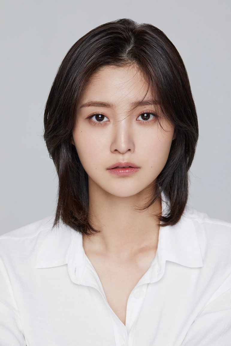 Jeonghwa with her symmetrical moles.
